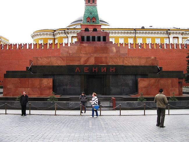 Кремлевские ленин. Ленин в Кремле в мавзолее. Мавзолей в.и Ленина на красной площади в Москве.