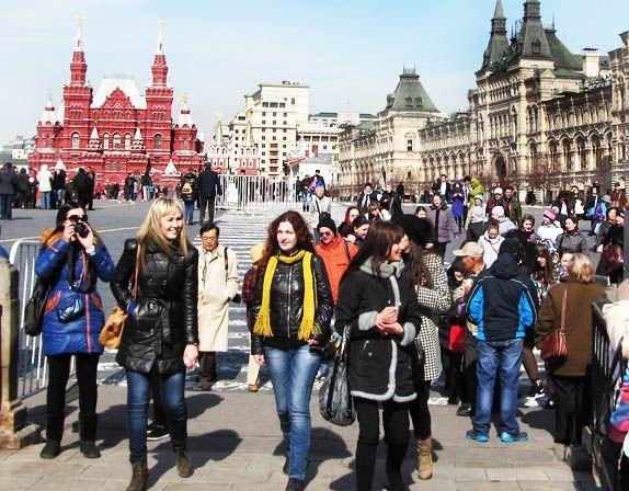 Москва туристов в год. Туристы в городе. Туристы в Москве. Туризм в Москве. Что посетить туристу в Москве.
