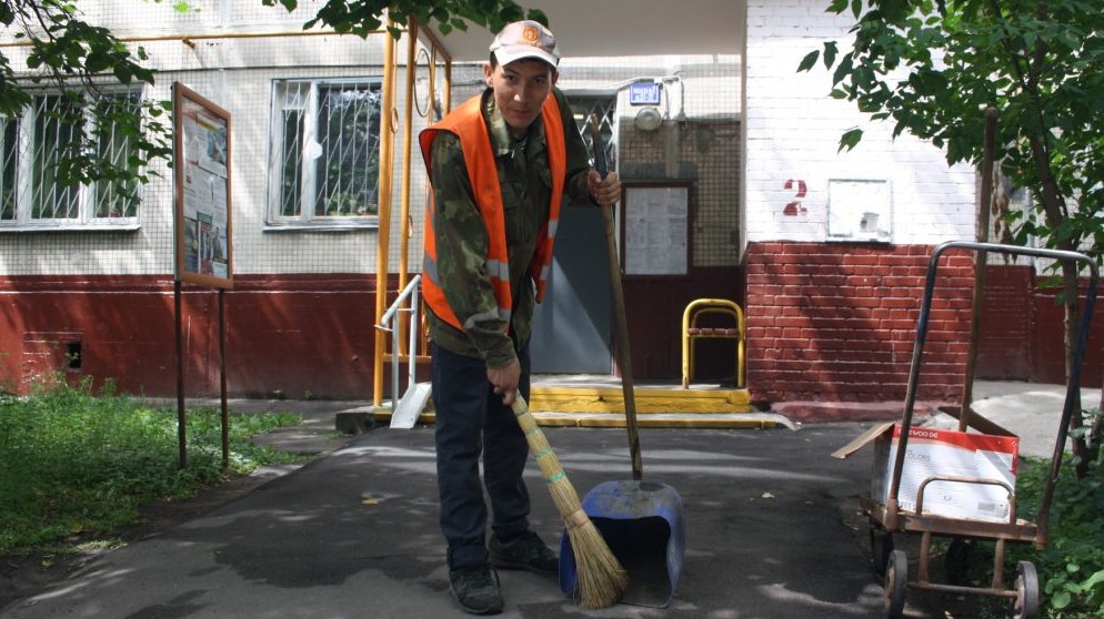 Работа в москве от прямых работодателей дворник. Дворник в парке Москва. Дворник в офисе. Дворники в парке Сокольники. Дворник в сервисе.