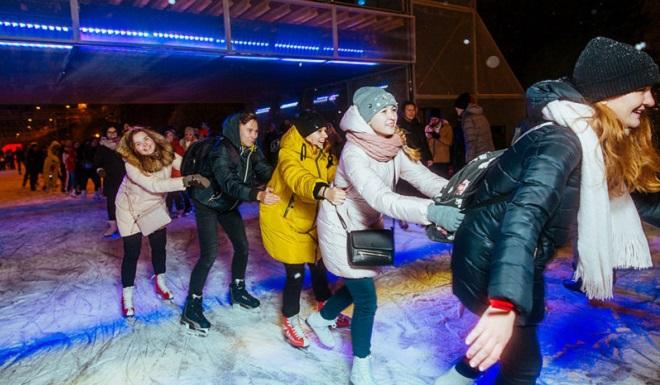 Каток в парке горького день студента. Г. Москва каток в Гончаровском парке. Счастливые студенты на катке. Студенты на катке Ростов. Каток счастье