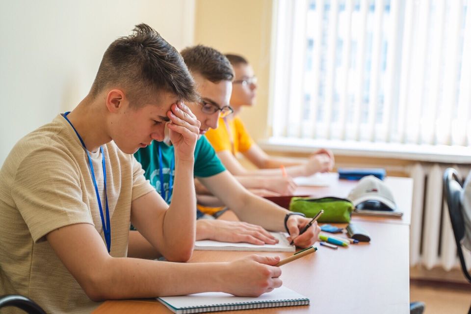 Стажировка в it для школьников. Школьники МФТИ. Школьники СНГ. Школьник играет в комп.