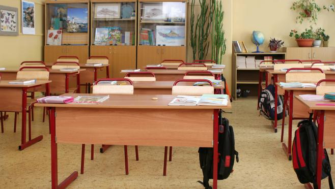 Данного класса. Парты в классе. Школьная парта в классе. Пустые парты в школе. Классная комната в школе.