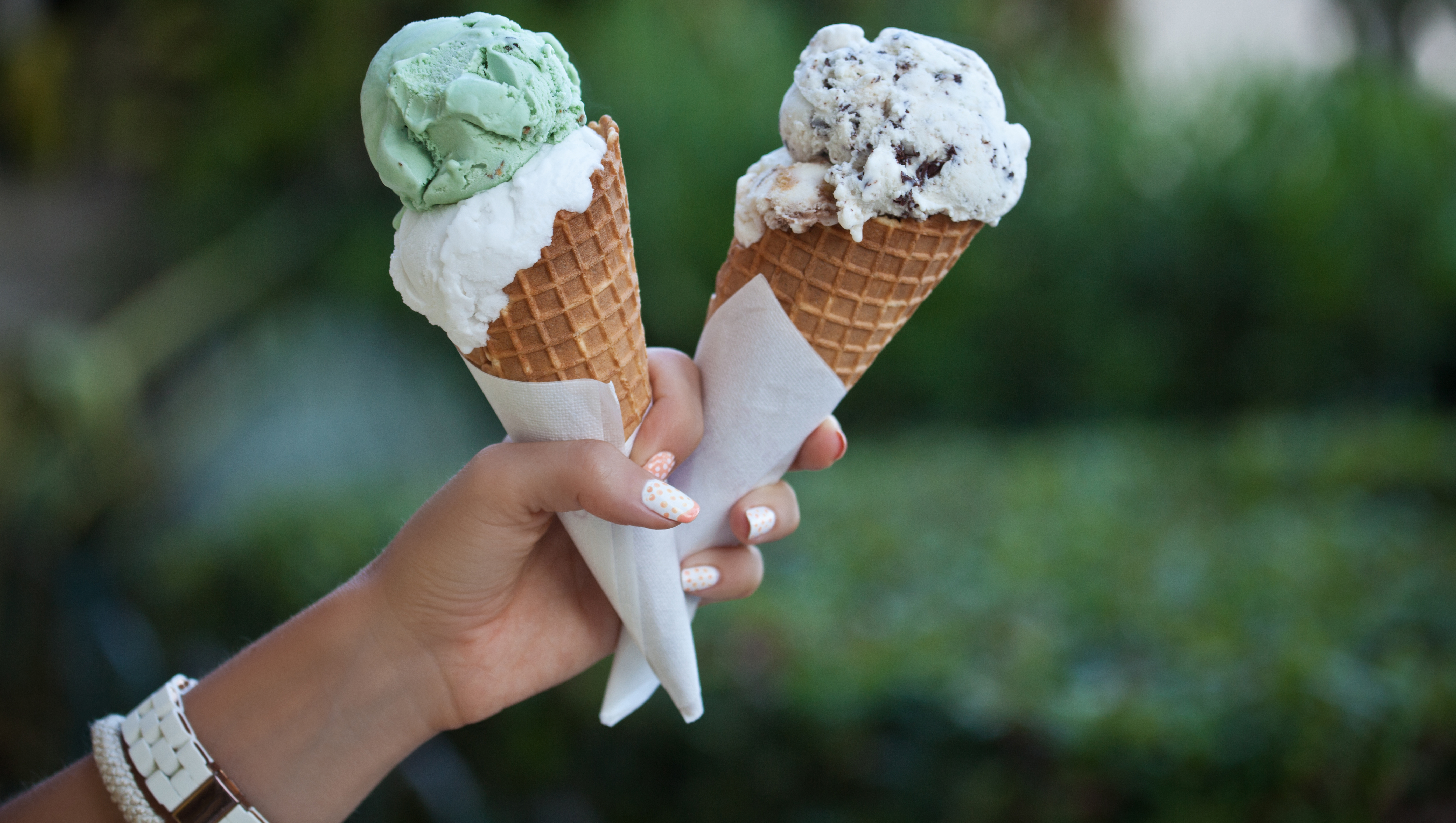 Мороженка на двоих. Мороженое. Красивое мороженое. Мороженое рожок. Мороженое рожок в руке.