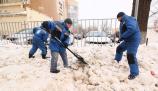 Реутов убирают от снега 325 дворников