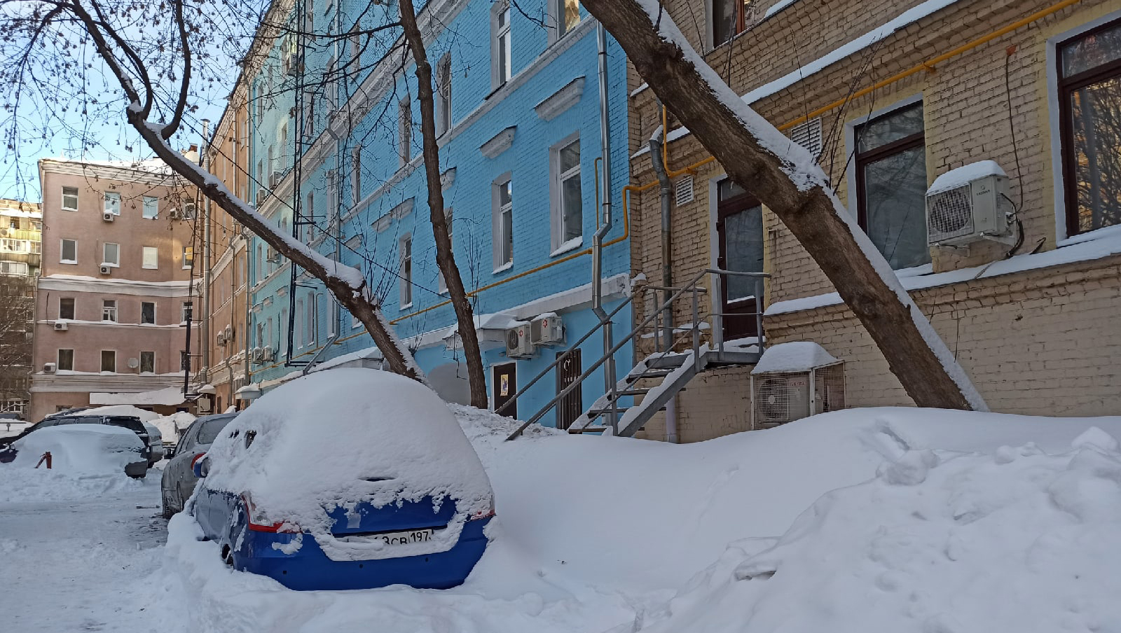 Сугробов сегодня. Снег в Москве. Снегопад в Москве. Сугробы в Москве. Завалы снега в Москве.