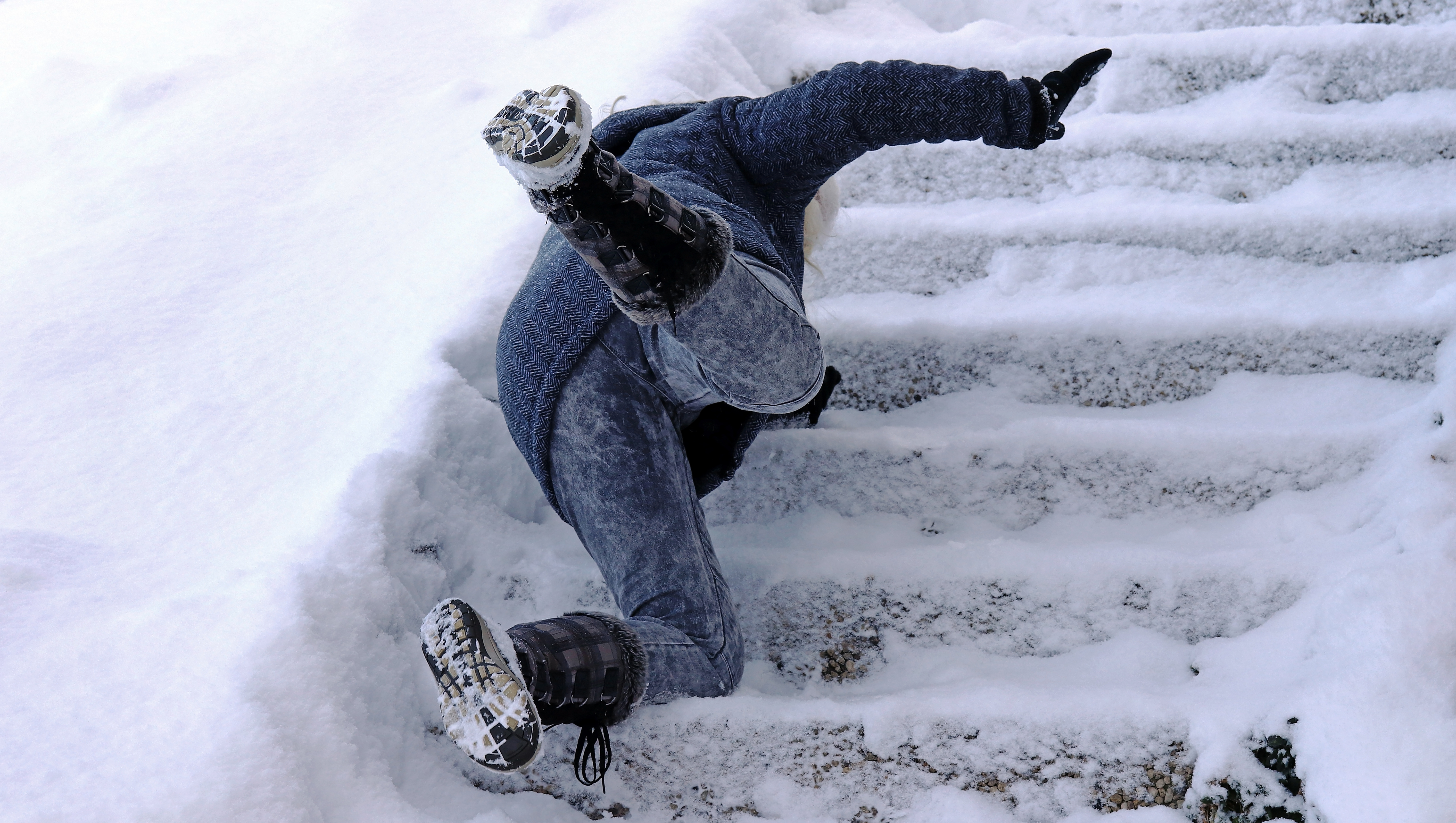 Снежок не радует на дорогу падает. Скользкая лестница зимой. Человек падает на льду. Люди зимой.